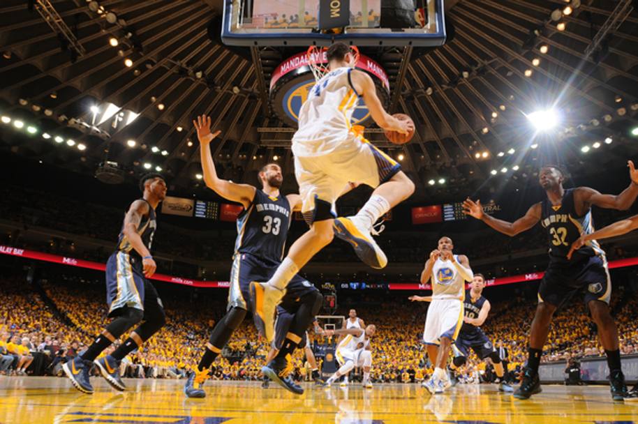 Klay Thompson, Golden State, in un pass a Leandro Barbosa (Getty Images)